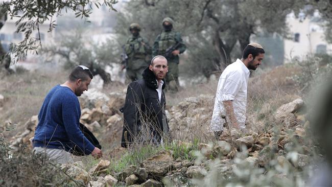 Siedler streifen in  Gebieten herum, unterstützt von israelischen Soldaten.