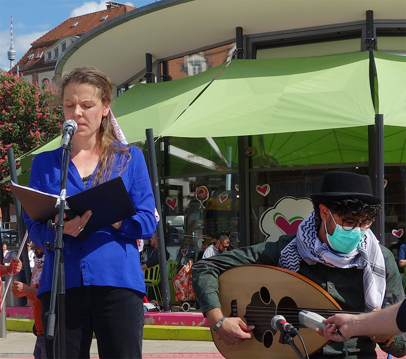 Kundgebung Stuttgart, 29. Mai 2021, Julianna Herzberg liest Gedichte, Begleitung mit Oud Nour Darwish