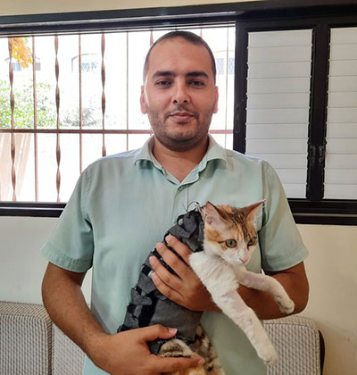Khalil Saleem und seine Katze Daisy