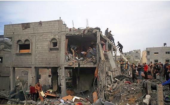 Die Folgen eines israelischen Bombenangriffs auf Khan Yunis im Gazastreifen