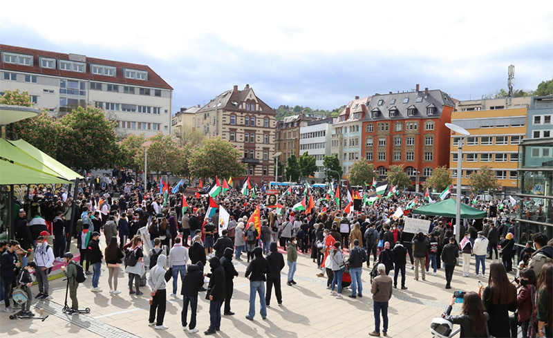 Eine große Anzahl an Demonstranten bei der Kundgebung am Marienplatz in Stuttgart