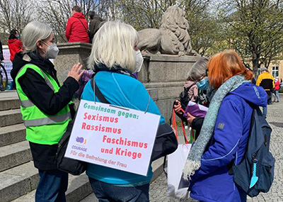 Nahaufnahme eines Posters am Ostermarsch am 4. April 2021 in Stuttgart, mit der Aufschrift: Gemeinsam gegen Sexismus, Rassismus, Faschismus und Kriege