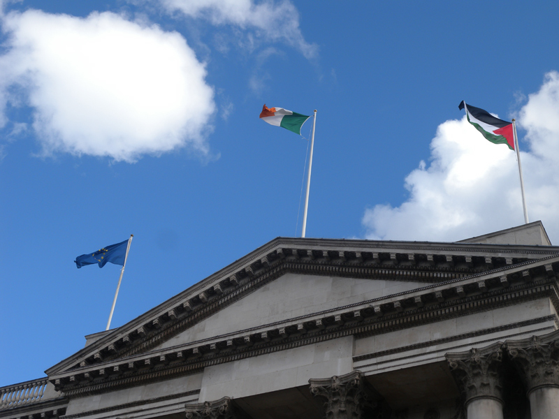 Die Palästinensische Flagge weht über das Dubliner Rathaus