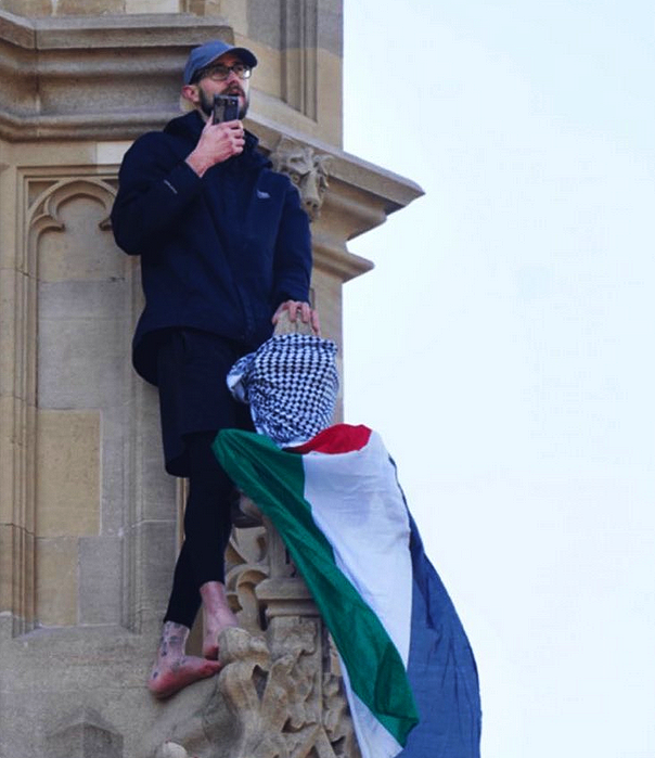 Pro Palästina Aktivist auf dem Big Ben in London