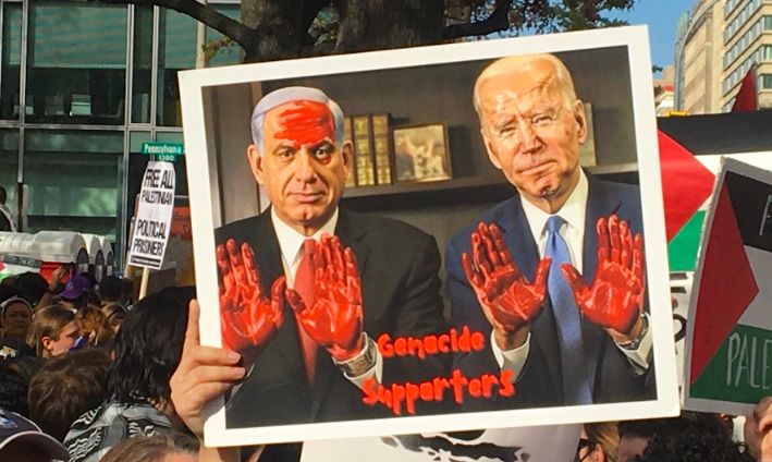 In den Wochen, seit Joe Bidens Wiederwahlkandidatur in Verbindung mit Donald Trumps effektiver Krönung innerhalb der GOP einen neuen Gang eingelegt hat, sind die Wahlkampfveranstaltungen des US-Präsidenten von einem gemeinsamen Thema geprägt: organisierte Gruppen pro-palästinensischer Demonstranten, die einen Waffenstillstand im Gazastreifen fordern und ihn beschuldigen, Völkermord zu ermöglichen.